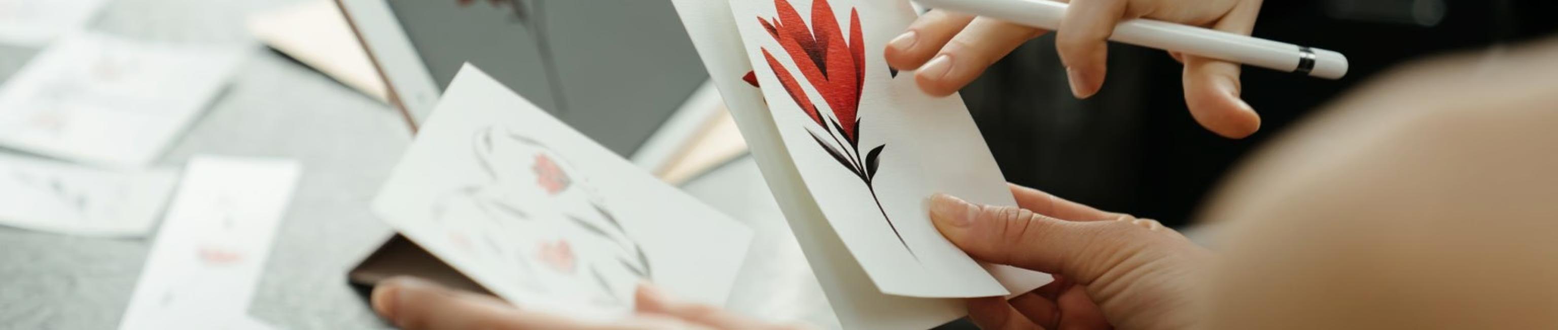 Artiste tatoueur au travail