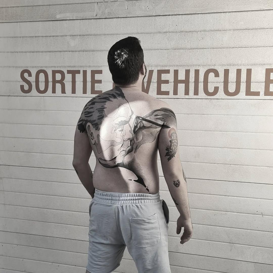 Tatouage Travail figuratif abstrait dos — bichontattoo