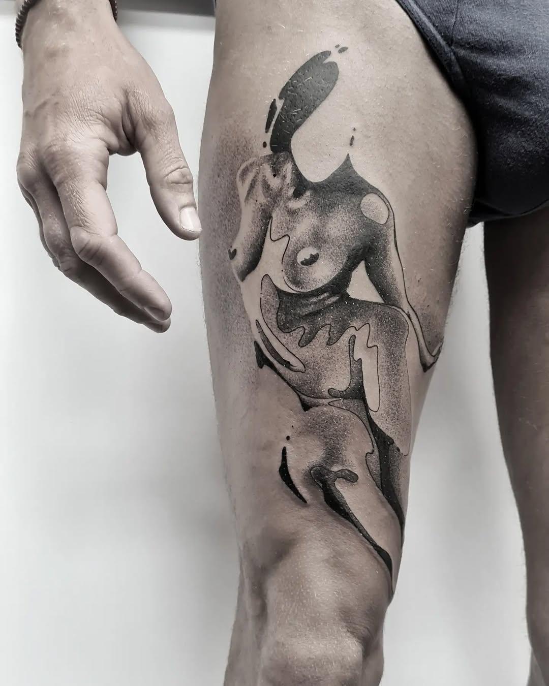 Tatouage Figure stylisée abstrait — bichontattoo