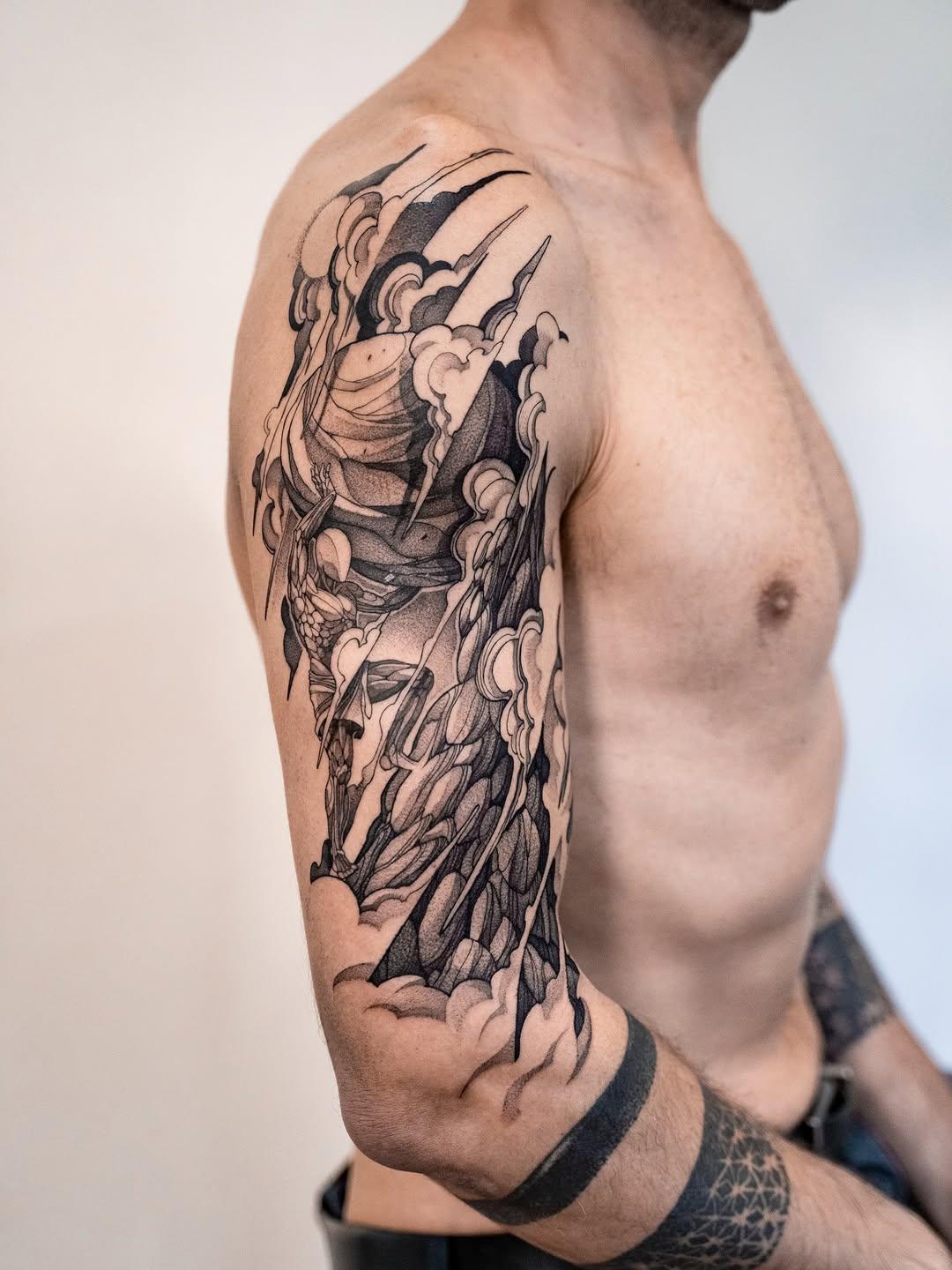 Tatouage mythe Sisyphe rocher bras — callmeyeti
