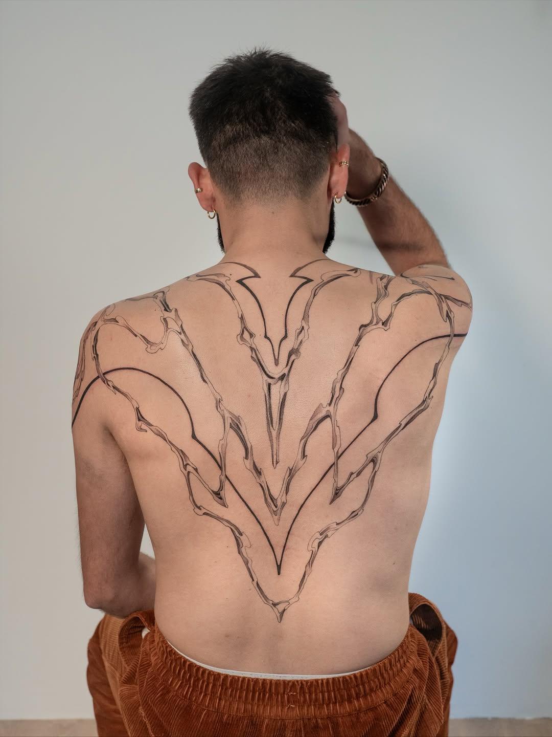 Tatouage nuages tempête dos — callmeyeti