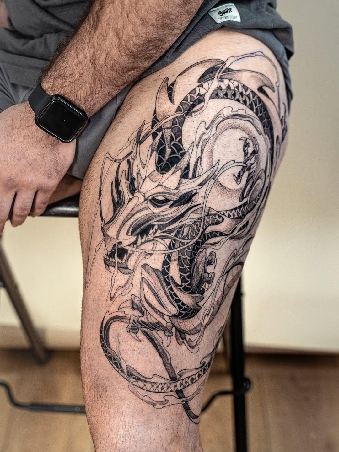 Tatouage dragon cuisse — callmeyeti