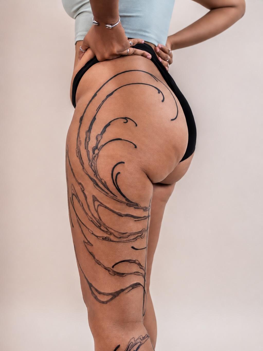 Tatouage flow abstrait cuisse — callmeyeti
