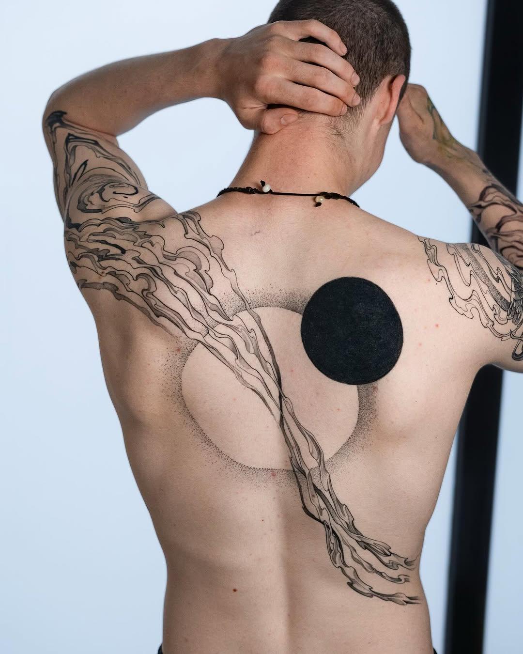 Tatouage éclipse lune dos — callmeyeti