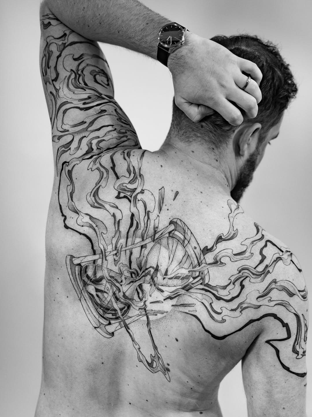 Tatouage dragon bras entrelacé — callmeyeti