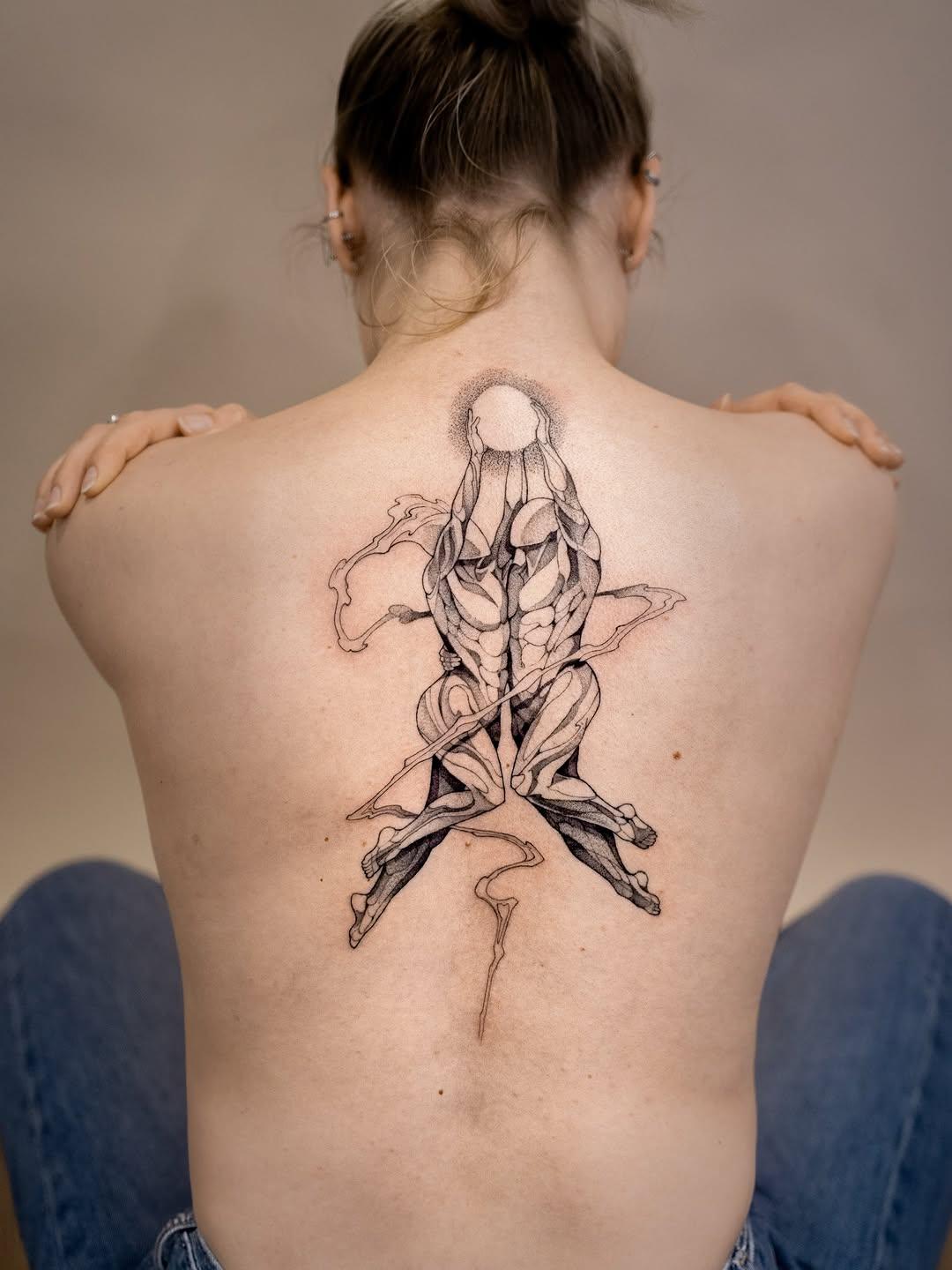 Tatouage silhouettes entrelacées dos — callmeyeti