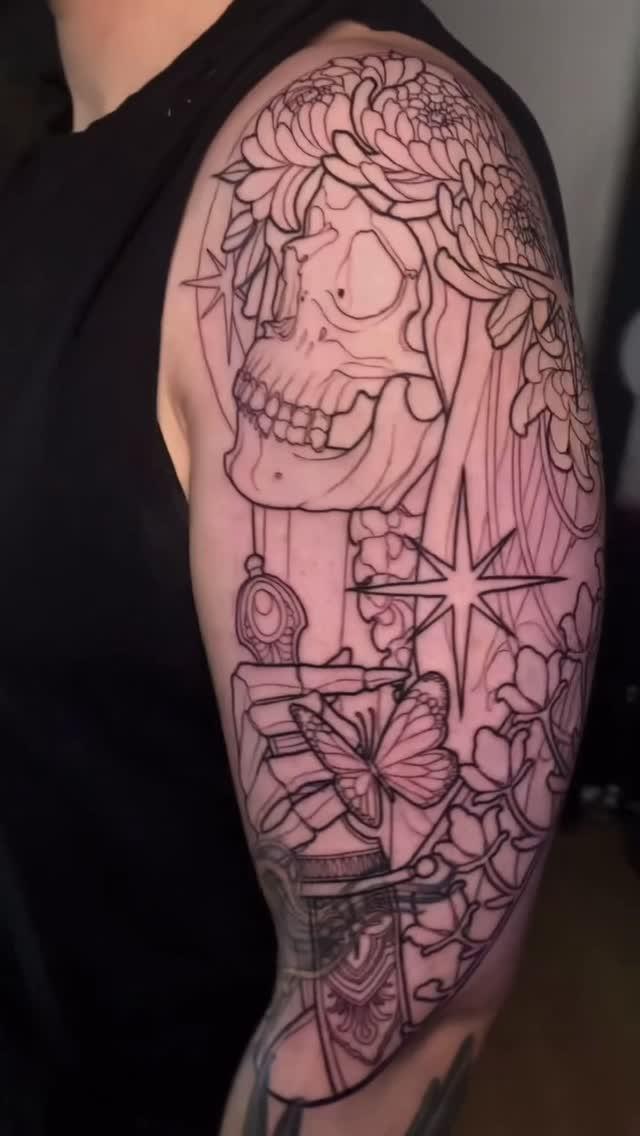 Tatouage Portrait crâne éléments sombres bras — the.baxter