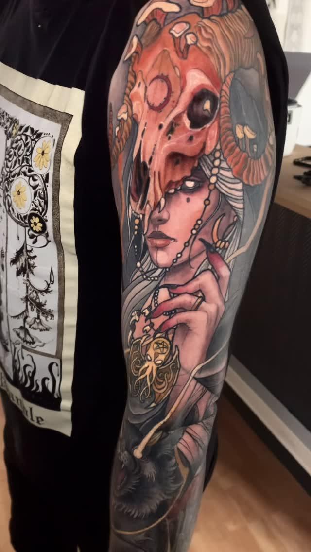 Tatouage Rapace noir gris avant-bras — the.baxter