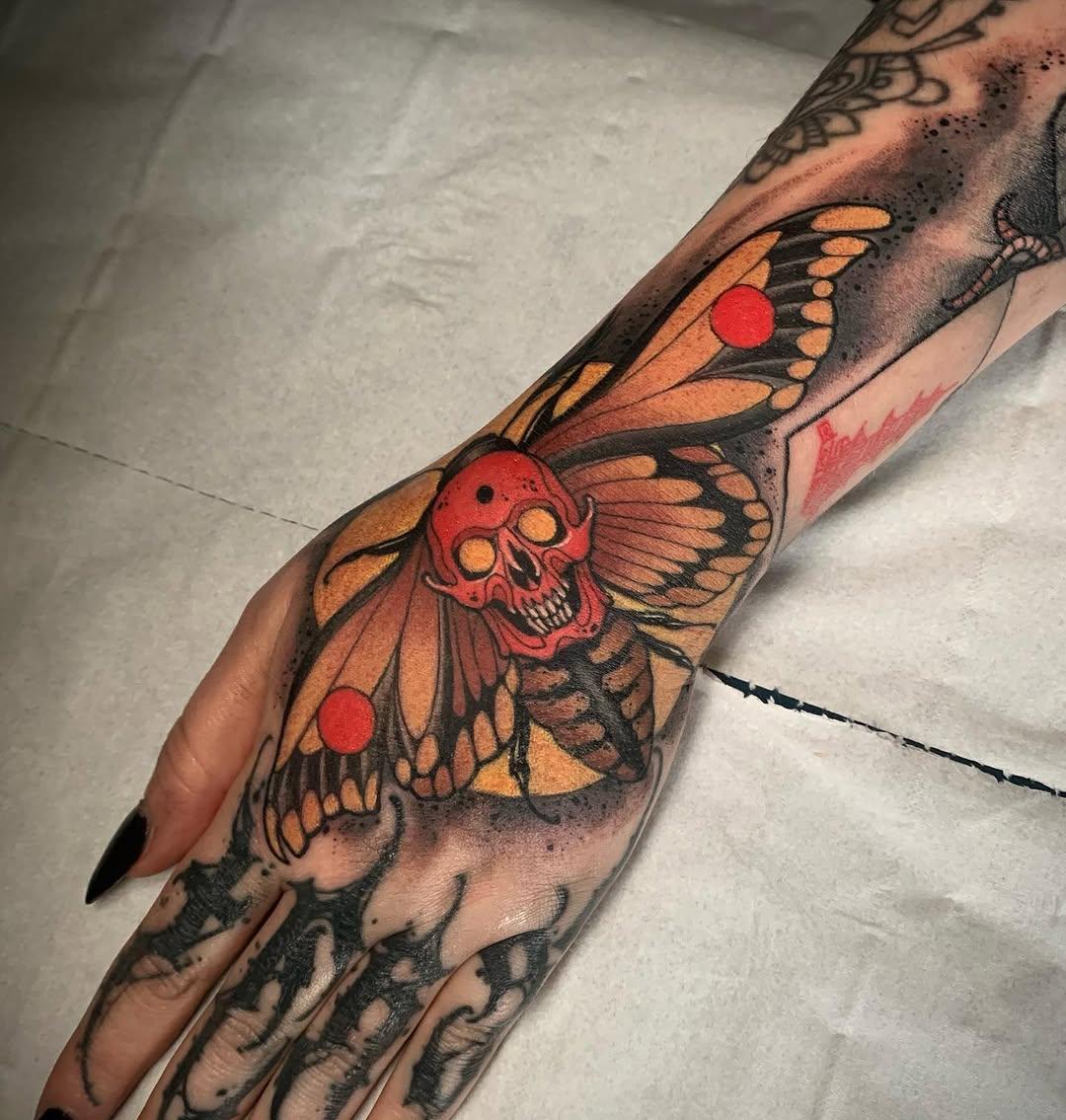 Tatouage Crâne et papillon couleur main — the.baxter
