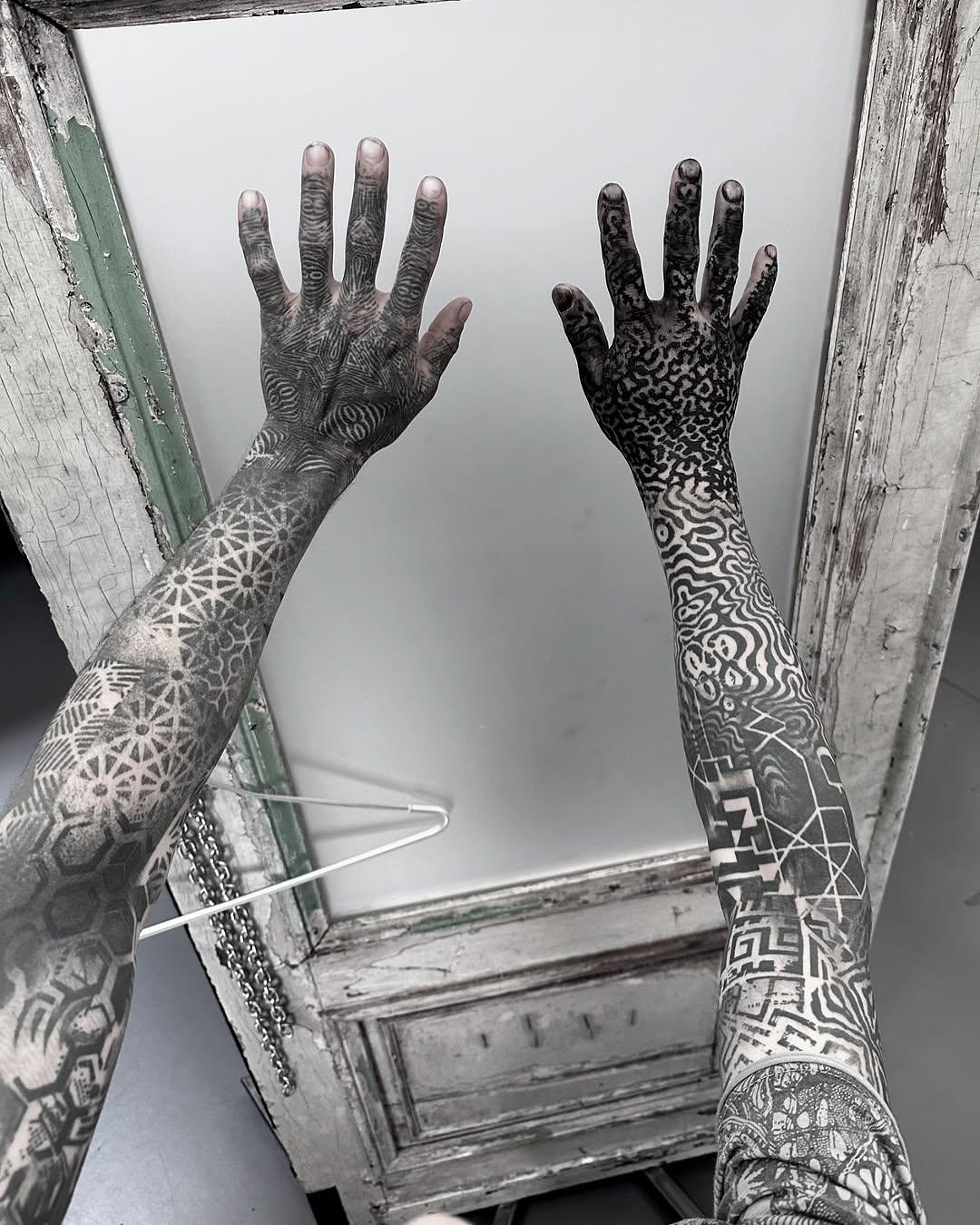 Tatouage géométrique texturé mains et avant-bras — nikos_dadc