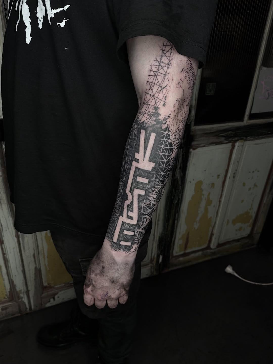 Tatouage lettrage négatif avant-bras — nikos_dadc