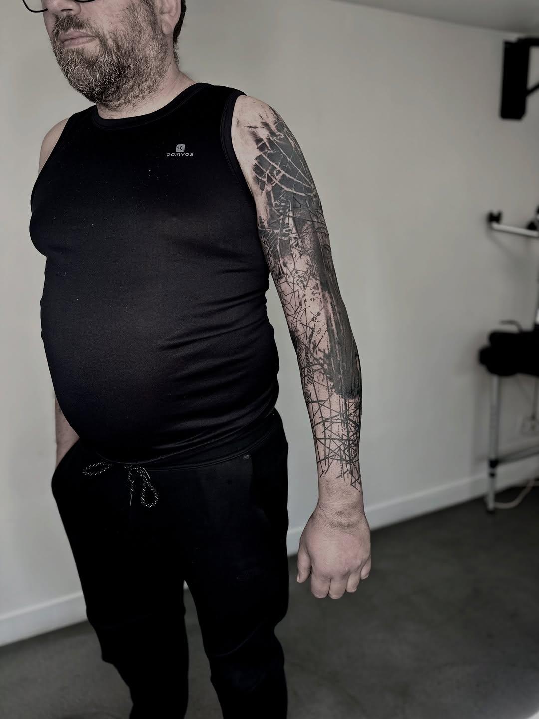 Tatouage géométrique chaotique bras — nikos_dadc