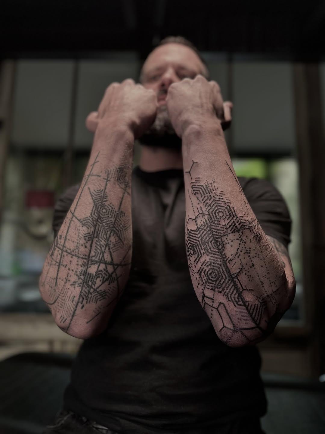 Tatouage géométrique audacieux bras — nikos_dadc