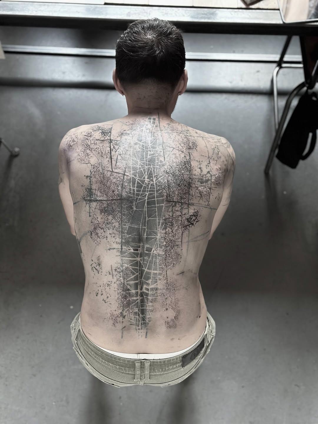 Tatouage motif de bruit modulaire dos — nikos_dadc