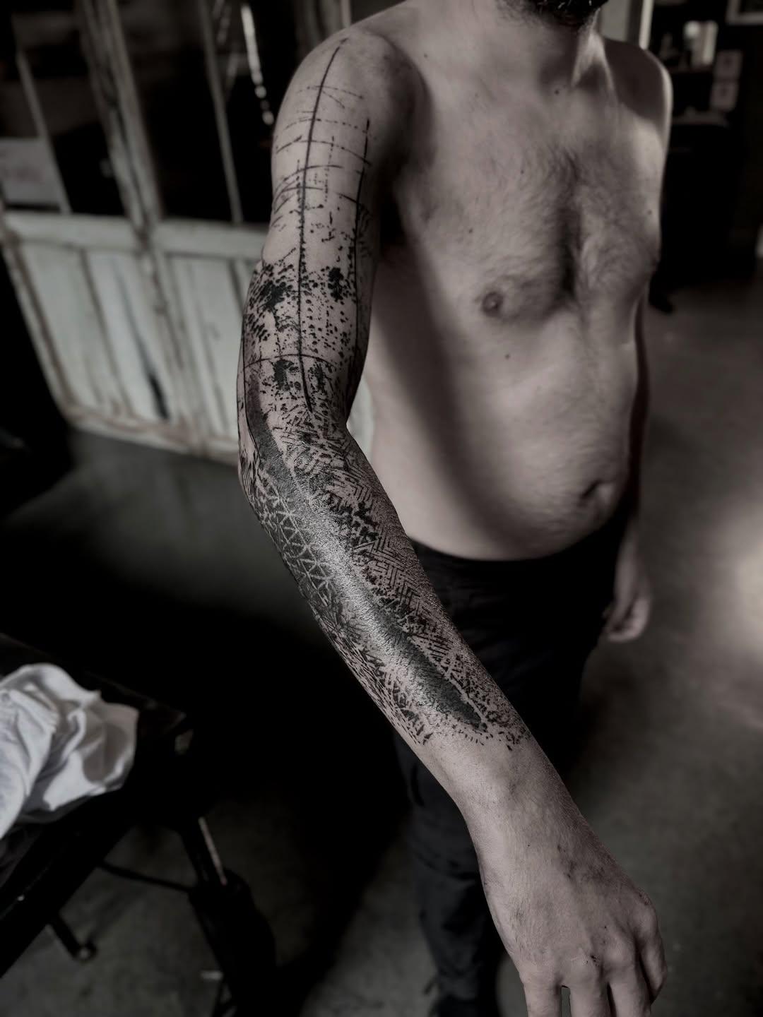 Tatouage motif bruit bras — nikos_dadc