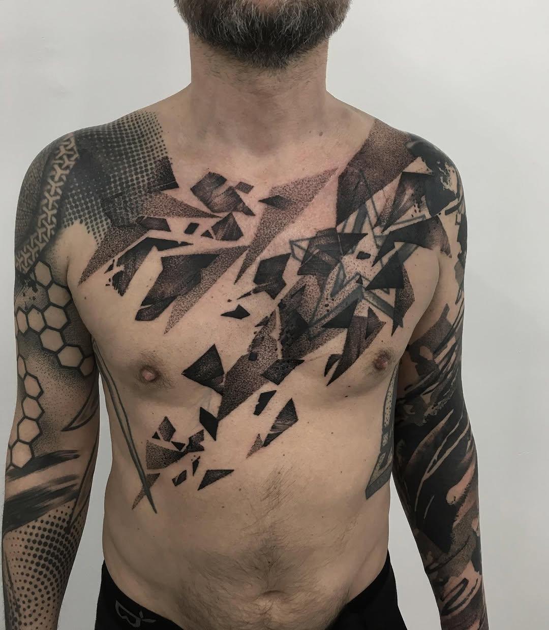 Tatouage Composition géométrique poitrine — mercytattz
