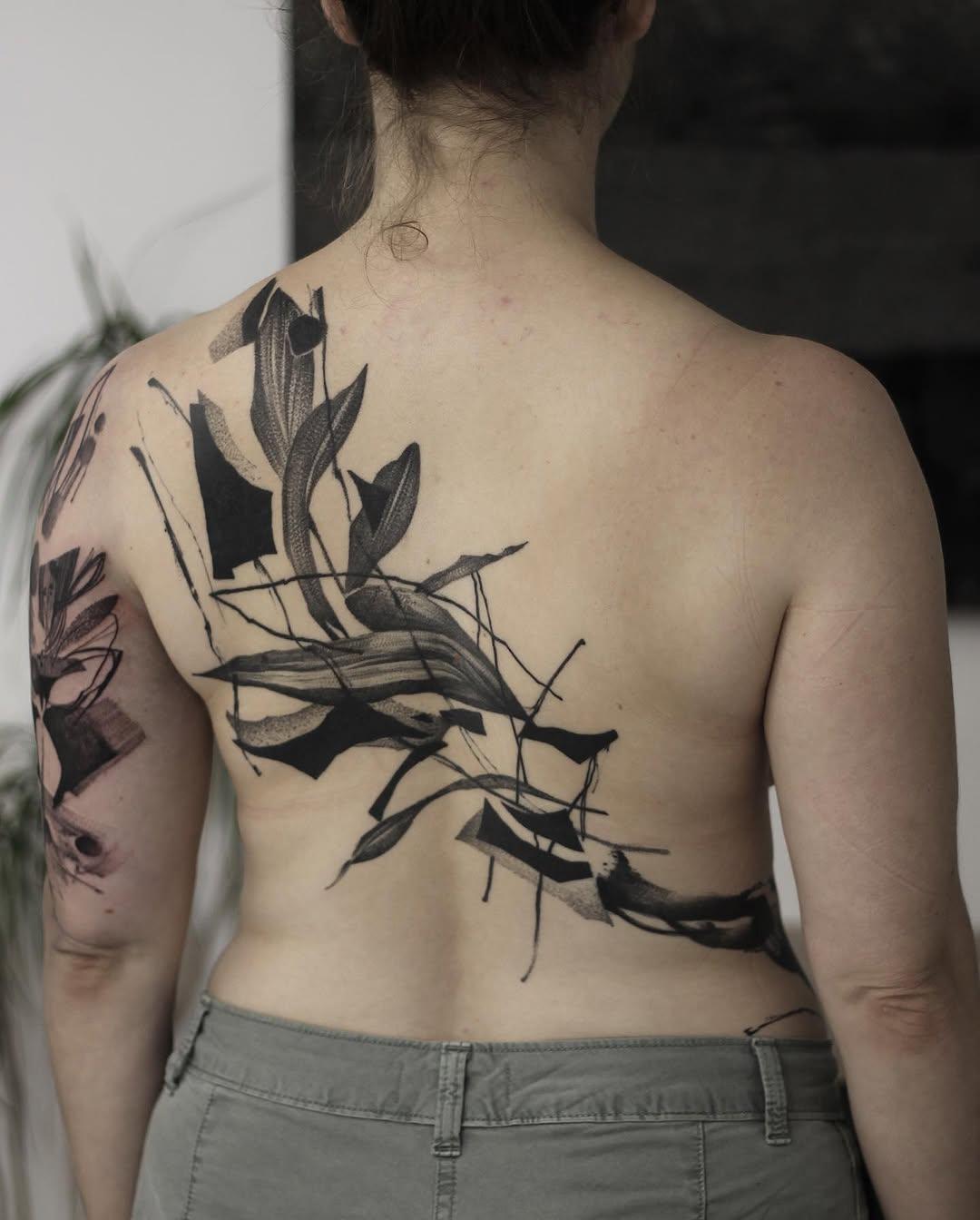 Tatouage Dessin abstrait dos — mercytattz