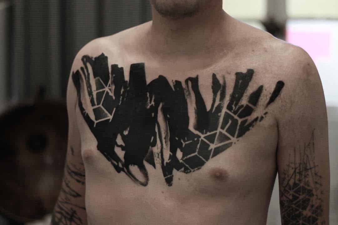 Tatouage Silhouettes abstraites poitrine — mercytattz