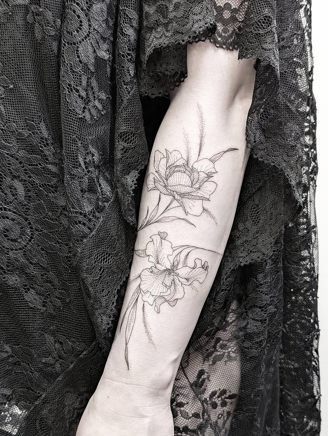 Tatouage fleurs botaniques — birdy_owen