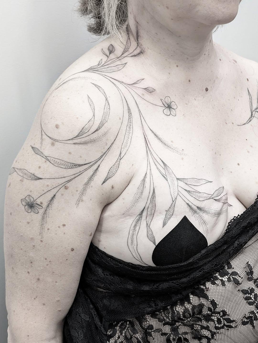 Tatouage composition florale couvrant cicatrice — birdy_owen