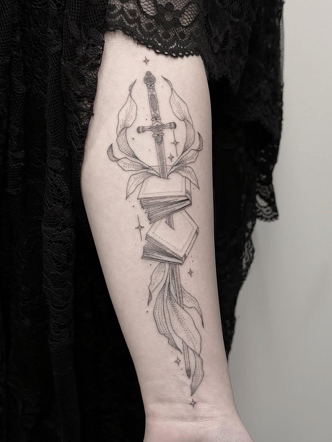Tatouage épée, livres et feuillages — birdy_owen