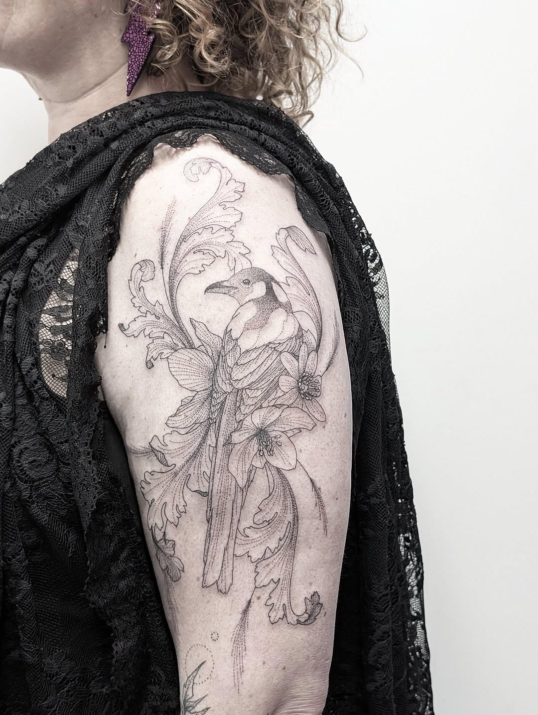 Tatouage oiseau, fleurs et feuilles d'acanthe — birdy_owen