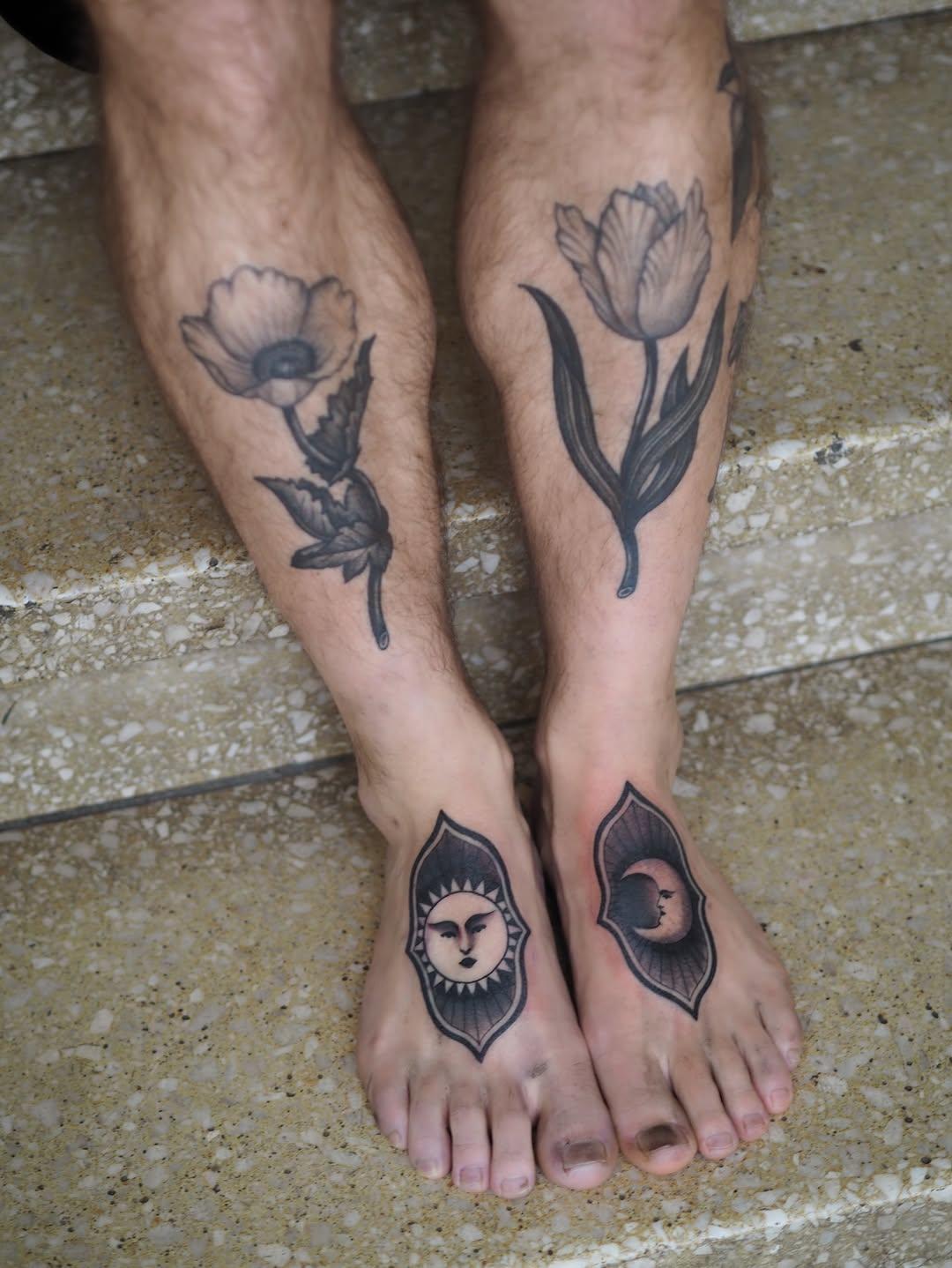 Tatouage fleurs pieds jambes — vincent___denis