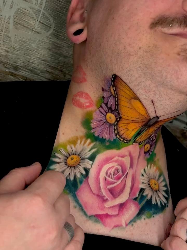 Tatouage Papillon et fleurs — yeyotattooartist
