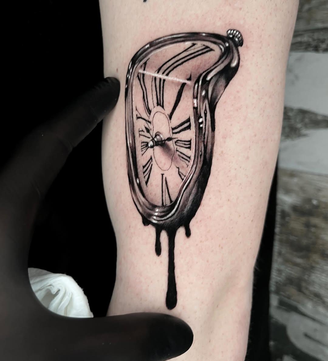 Tatouage Montre surréaliste fondue — yeyotattooartist