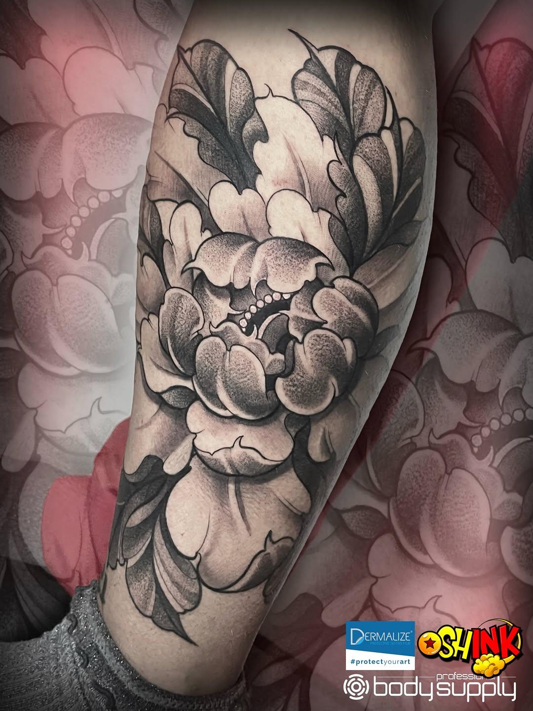 Tatouage Pivoine noir et gris — oshink__