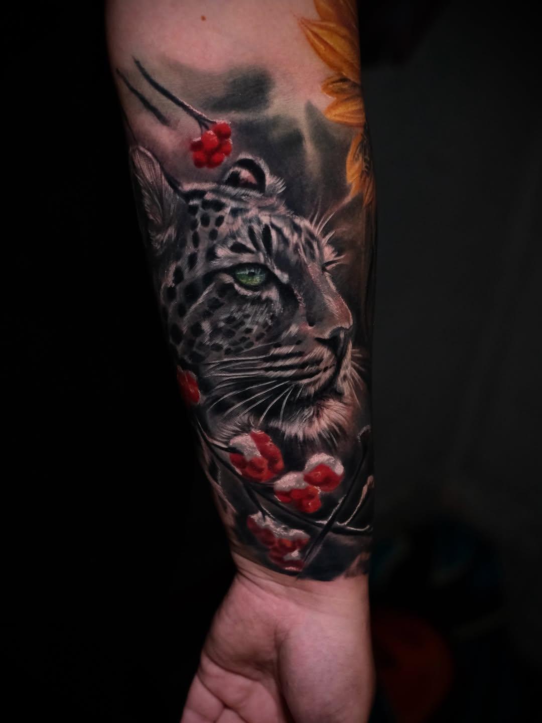 Tatouage Félin portrait avec fleurs — izzetoztemiz.tattoo
