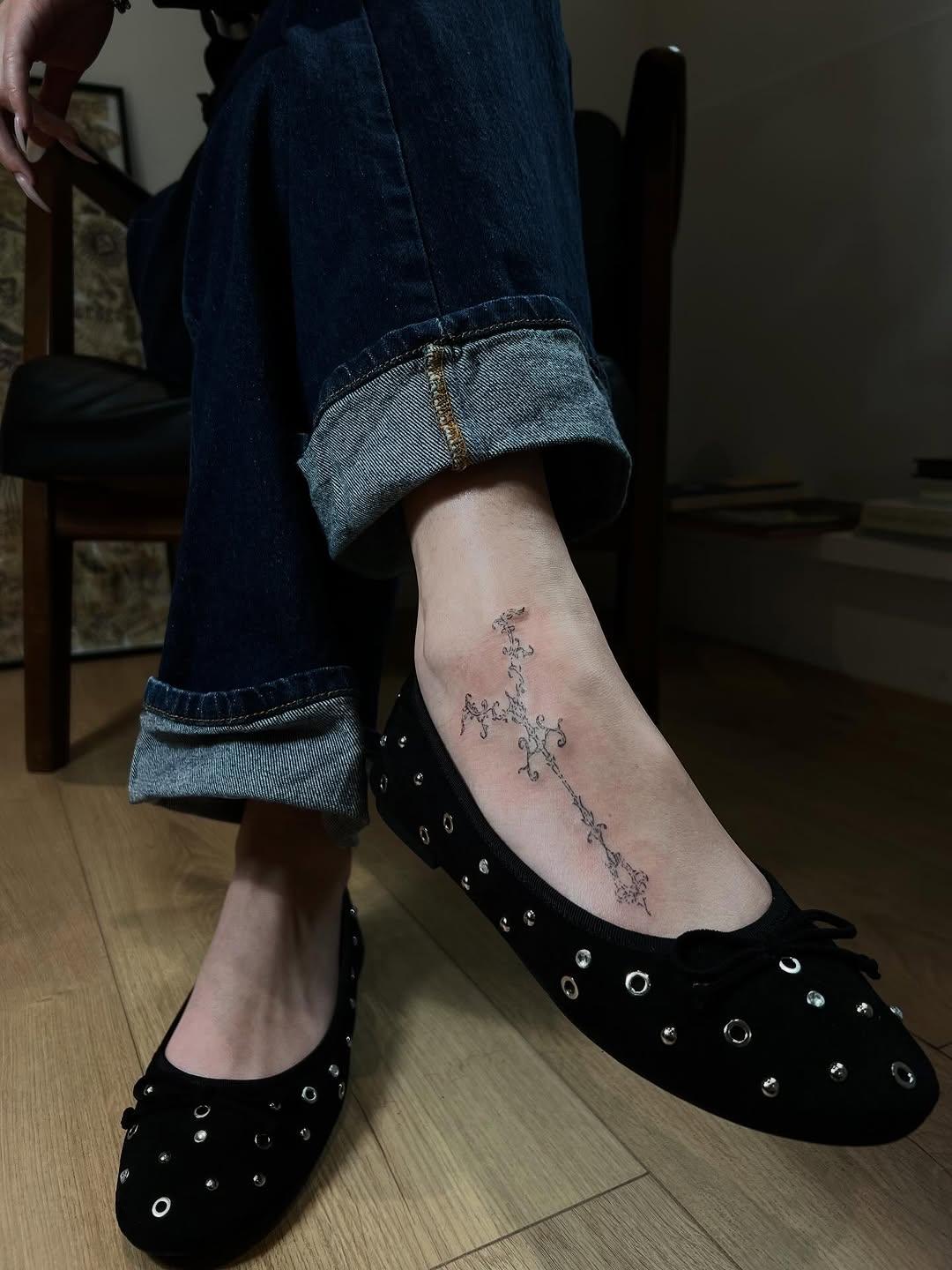 Tatouage ornement floral mollet — lamiam_tattoo