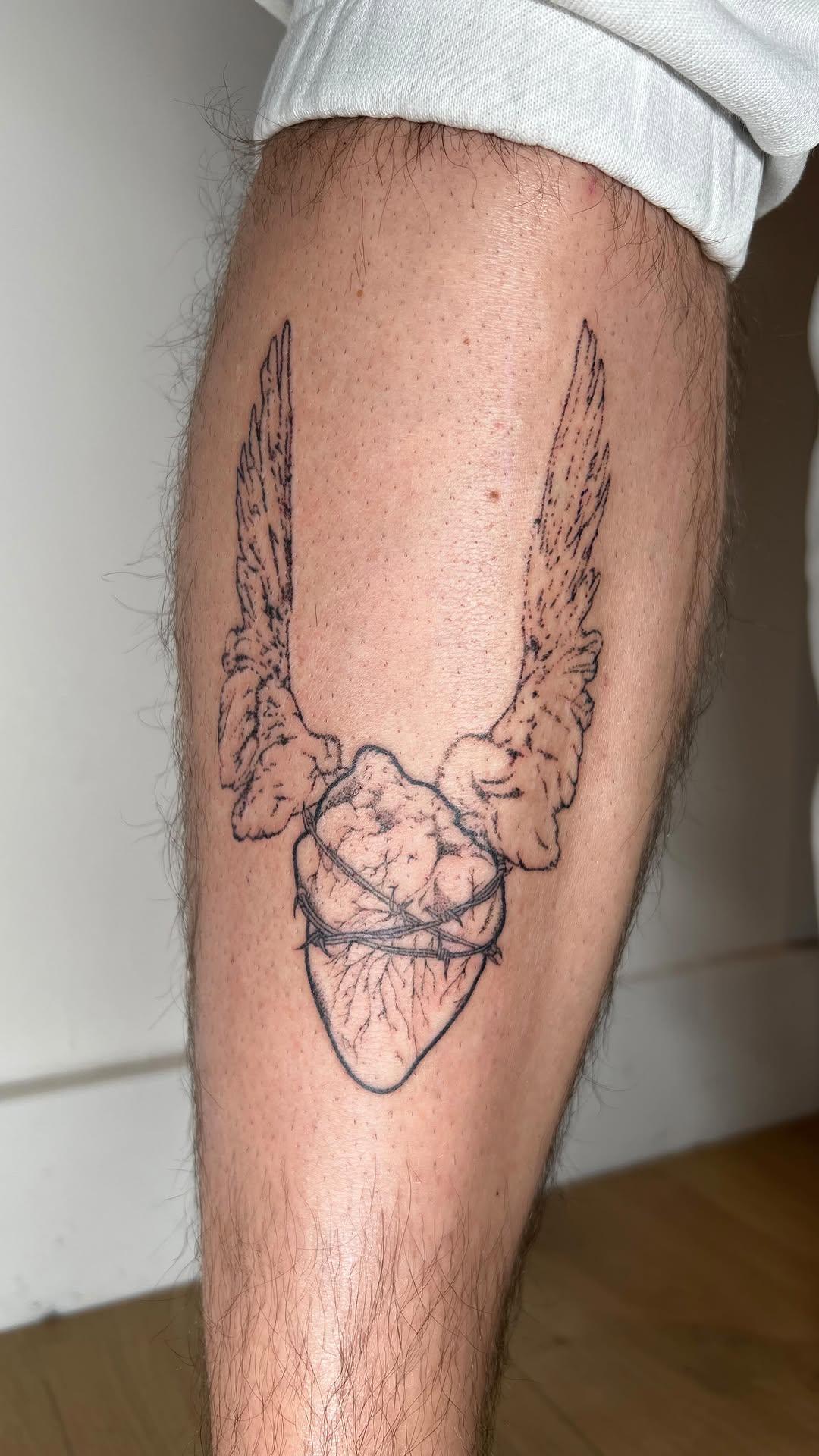 Tatouage coeur avec ailes mollet — lamiam_tattoo