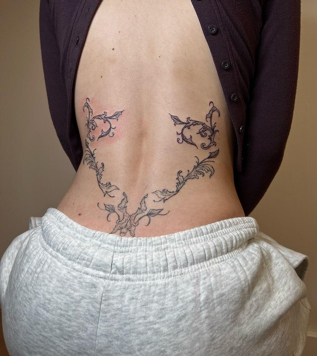 Tatouage ornements baroques dos — lamiam_tattoo