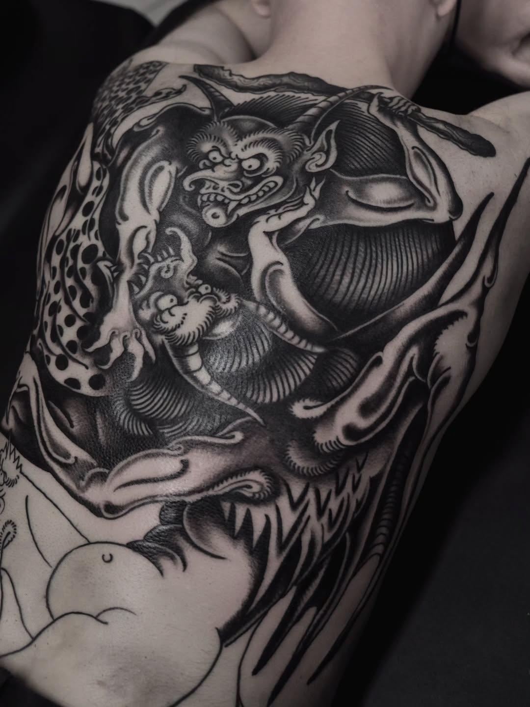 Tatouage Pièce de dos créatures/bêtes — brocolinoir