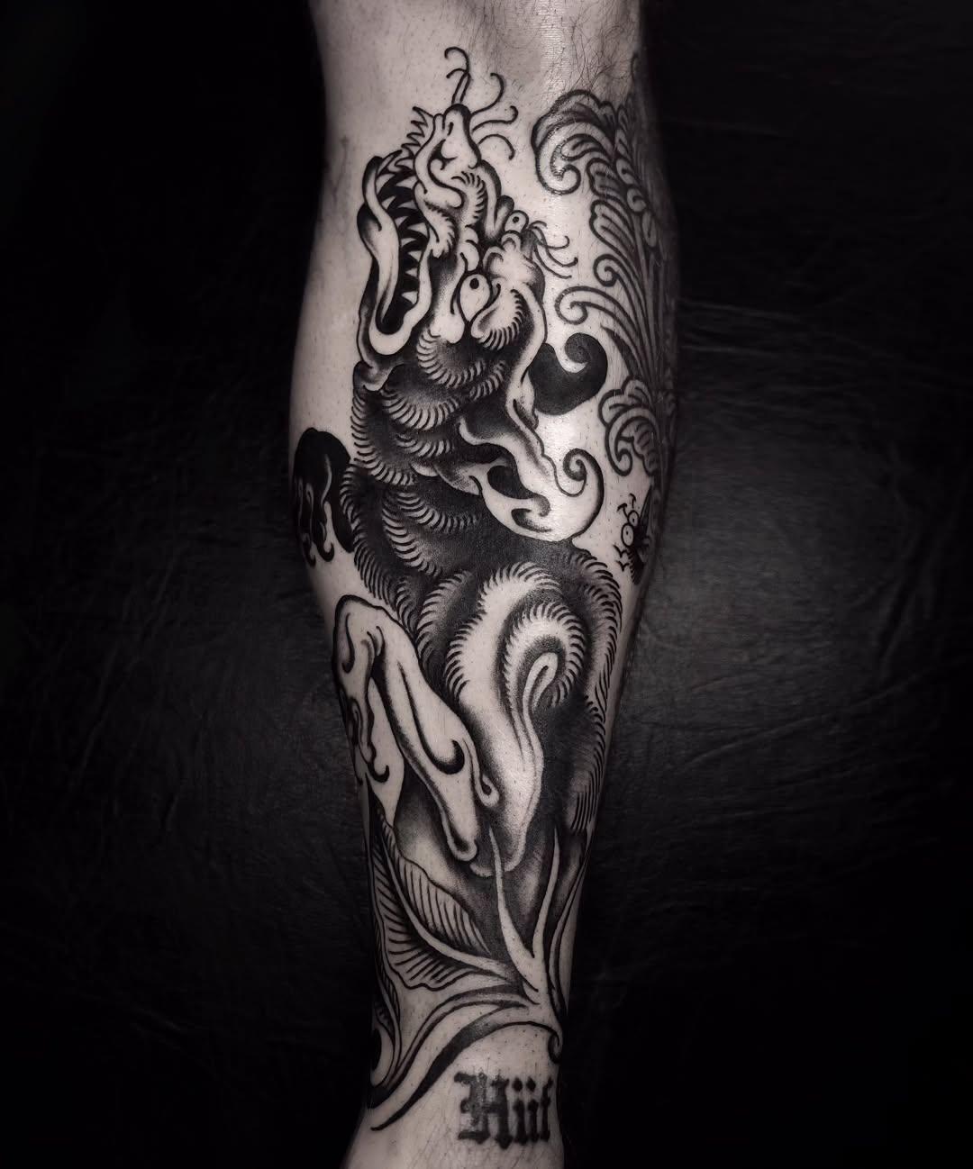 Tatouage Loup folklorique jambe — brocolinoir