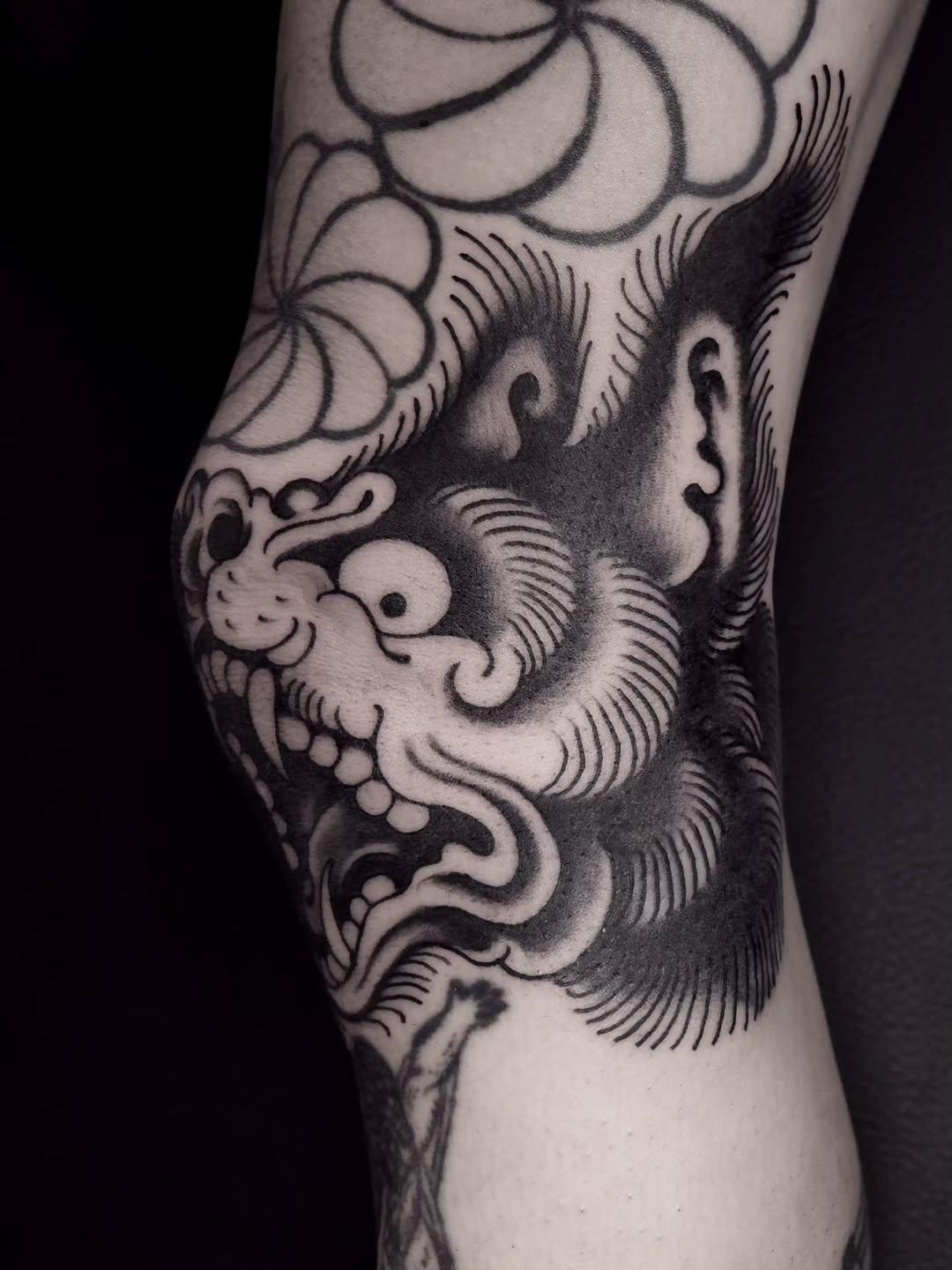 Tatouage Gargouille genou — brocolinoir