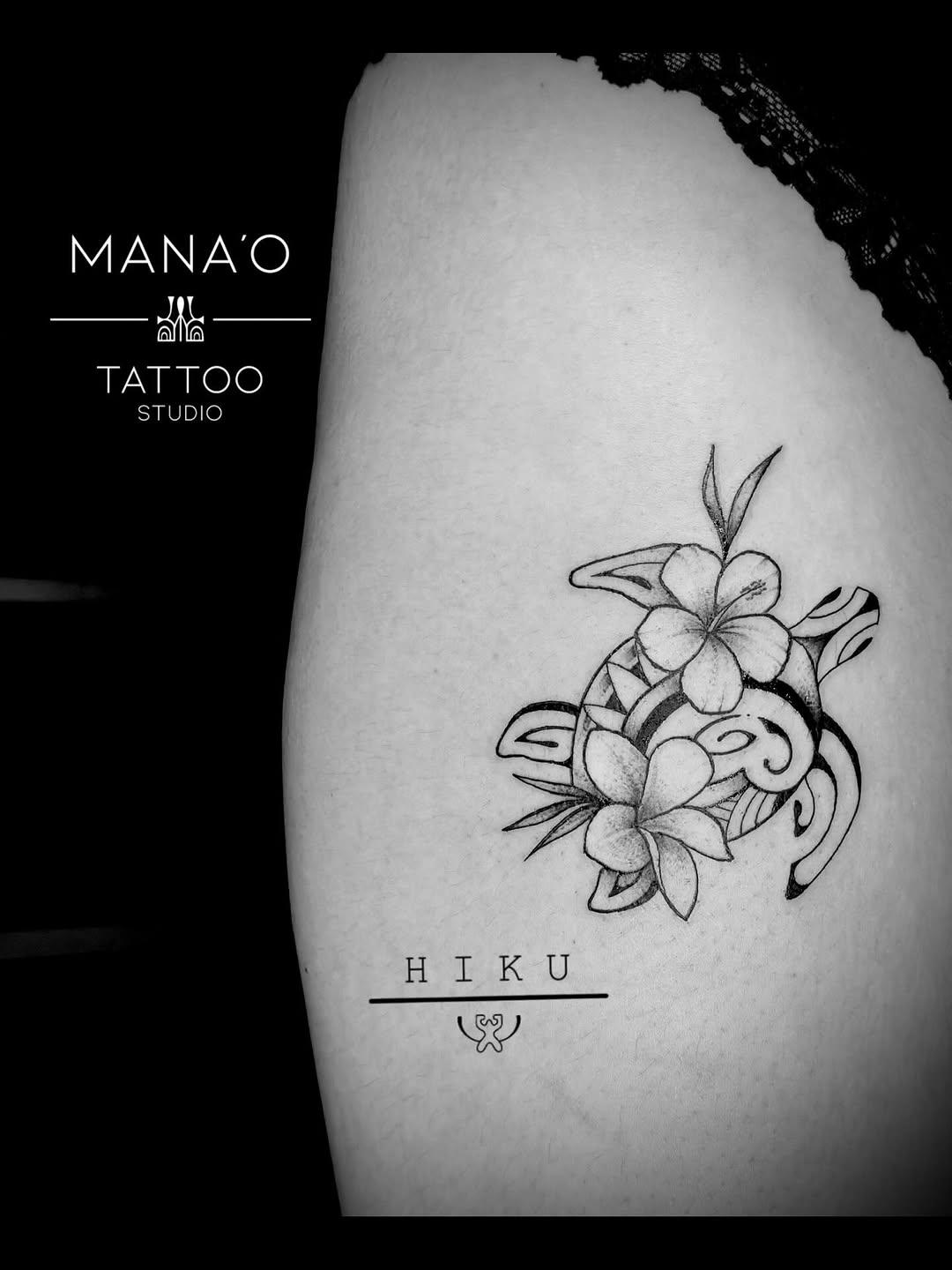 Tatouage Tortue et fleur jambe — manaotattootahiti