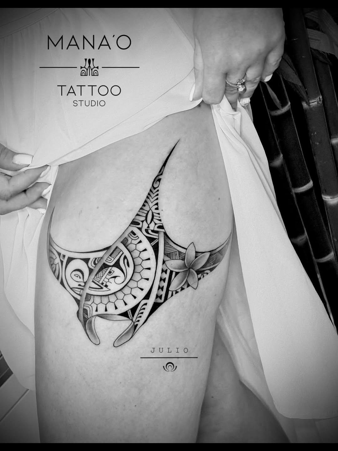 Tatouage Raie manta et fleur cuisse — manaotattootahiti
