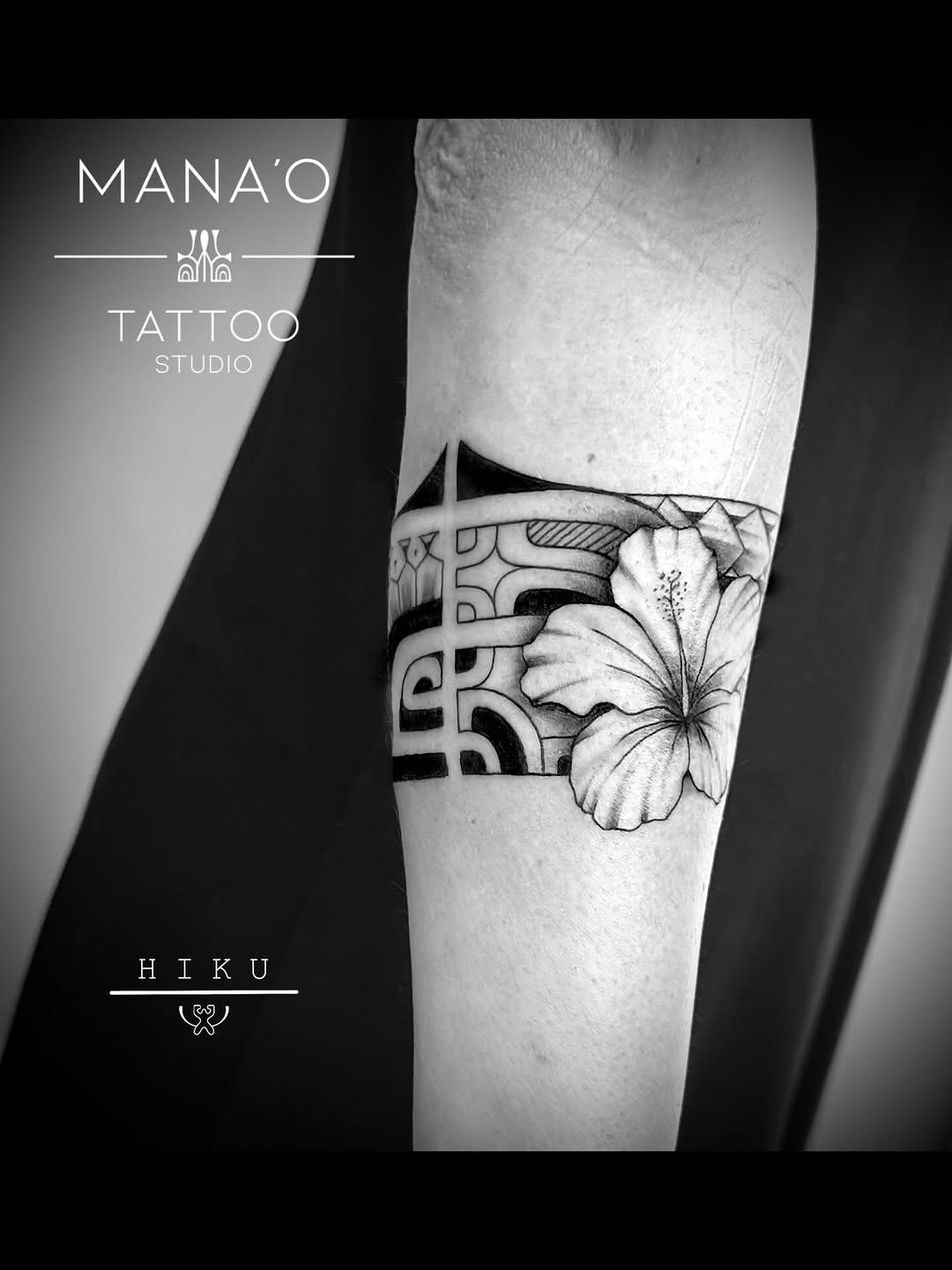 Tatouage Hibiscus et motifs avant-bras — manaotattootahiti