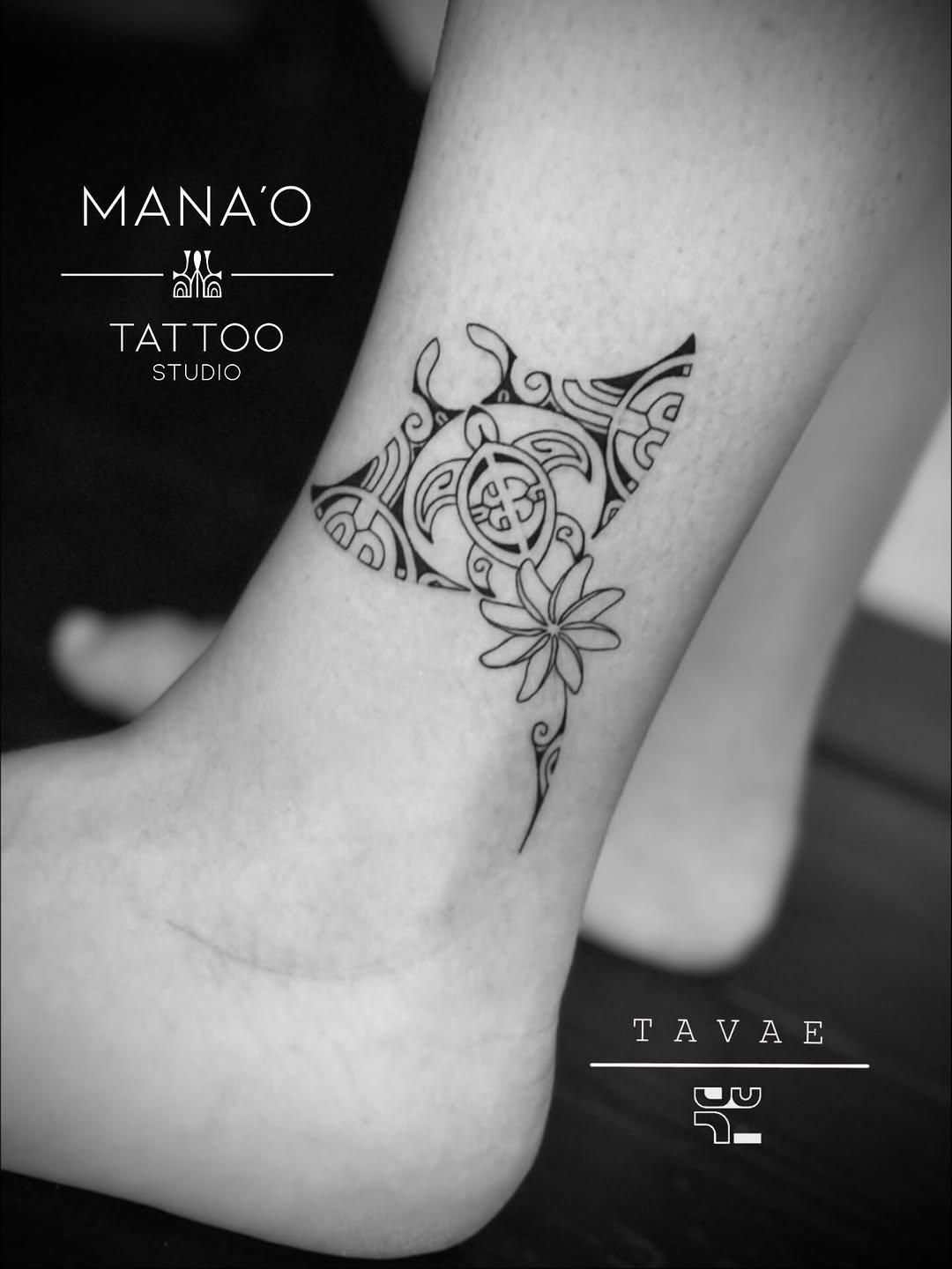 Tatouage Raie manta et fleur avant-bras — manaotattootahiti