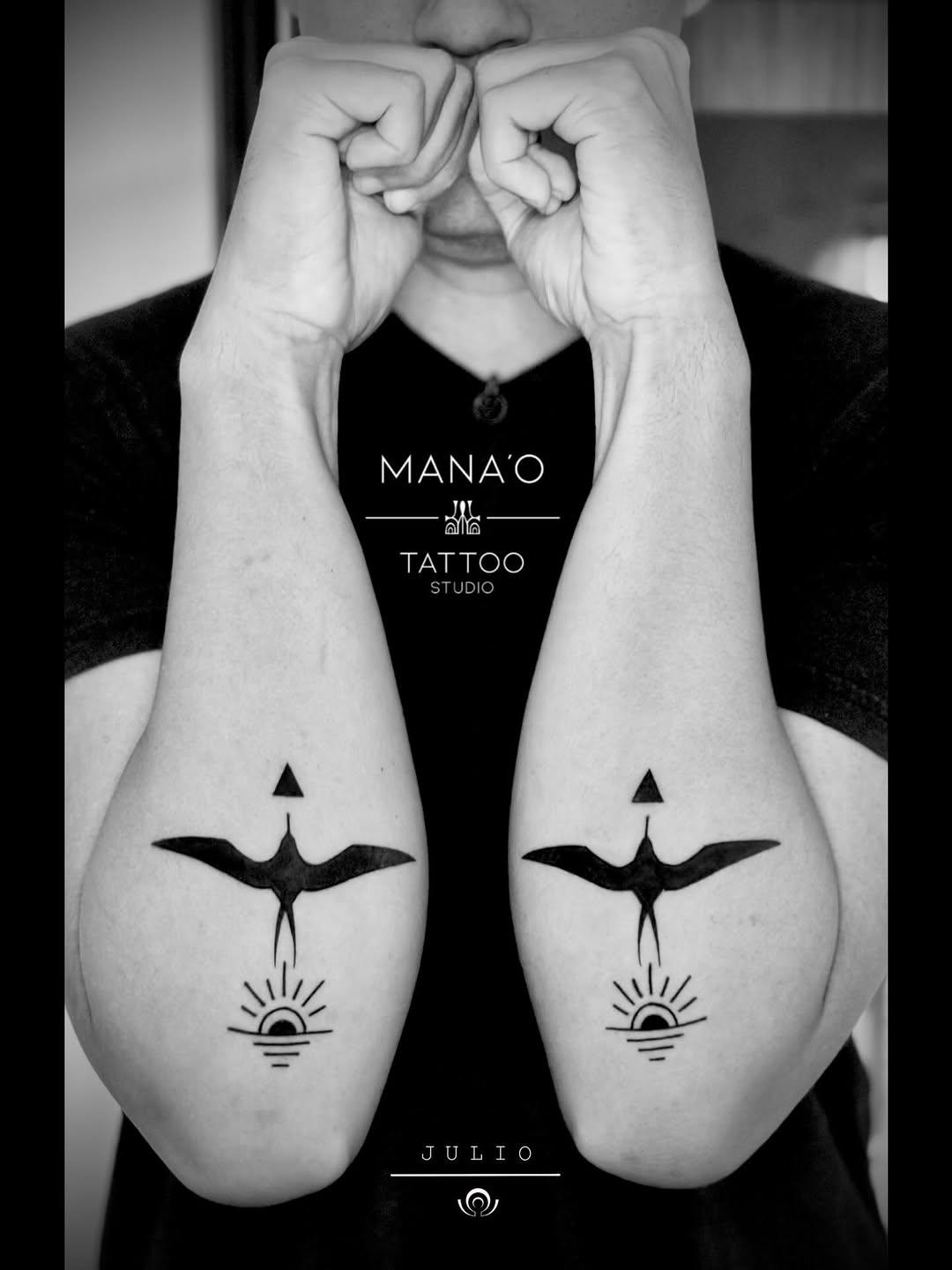Tatouage Oiseaux et symboles avant-bras — manaotattootahiti
