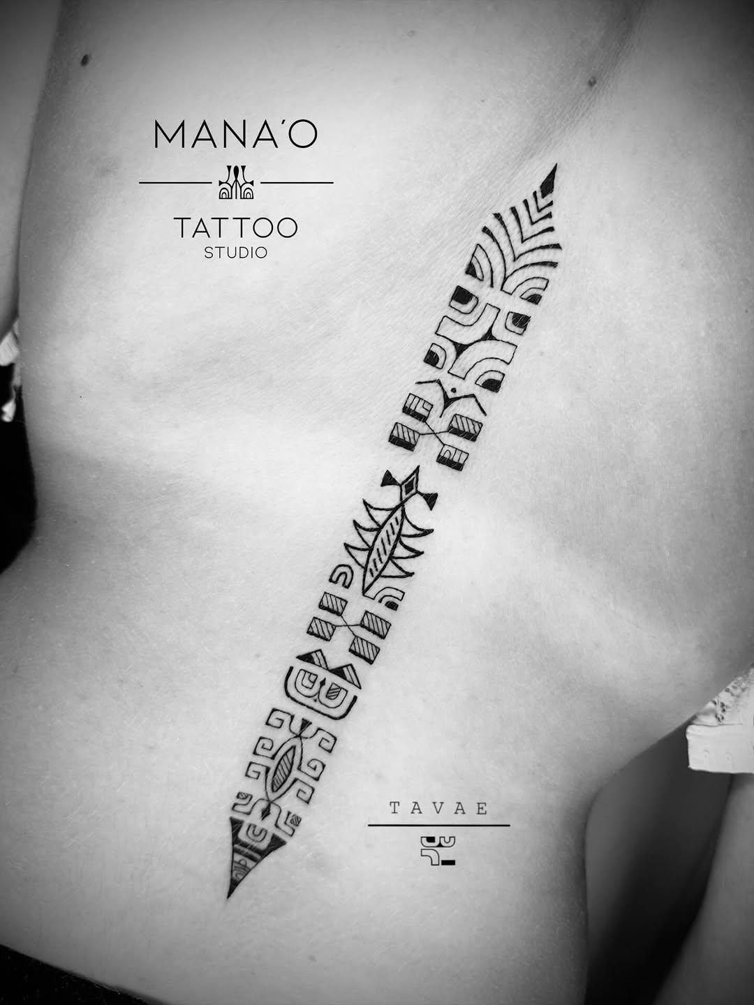 Tatouage Motifs polynésiens et fleur cuisse — manaotattootahiti