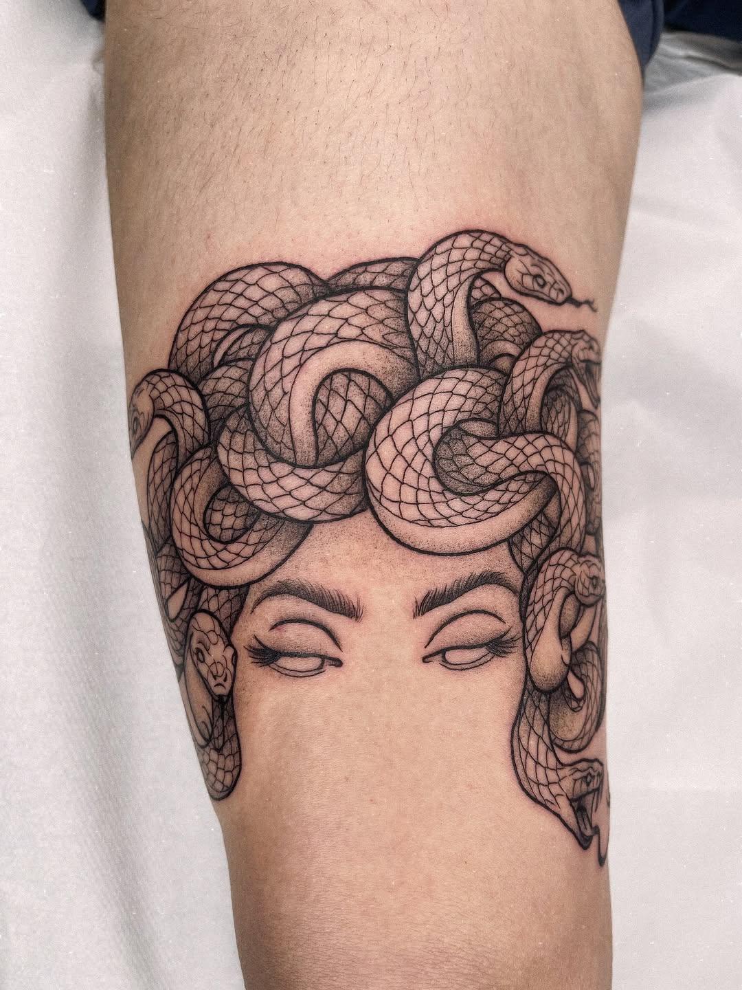 Méduse, symbole de force et renaissance, blackwork — dame.eboshi.tattoo