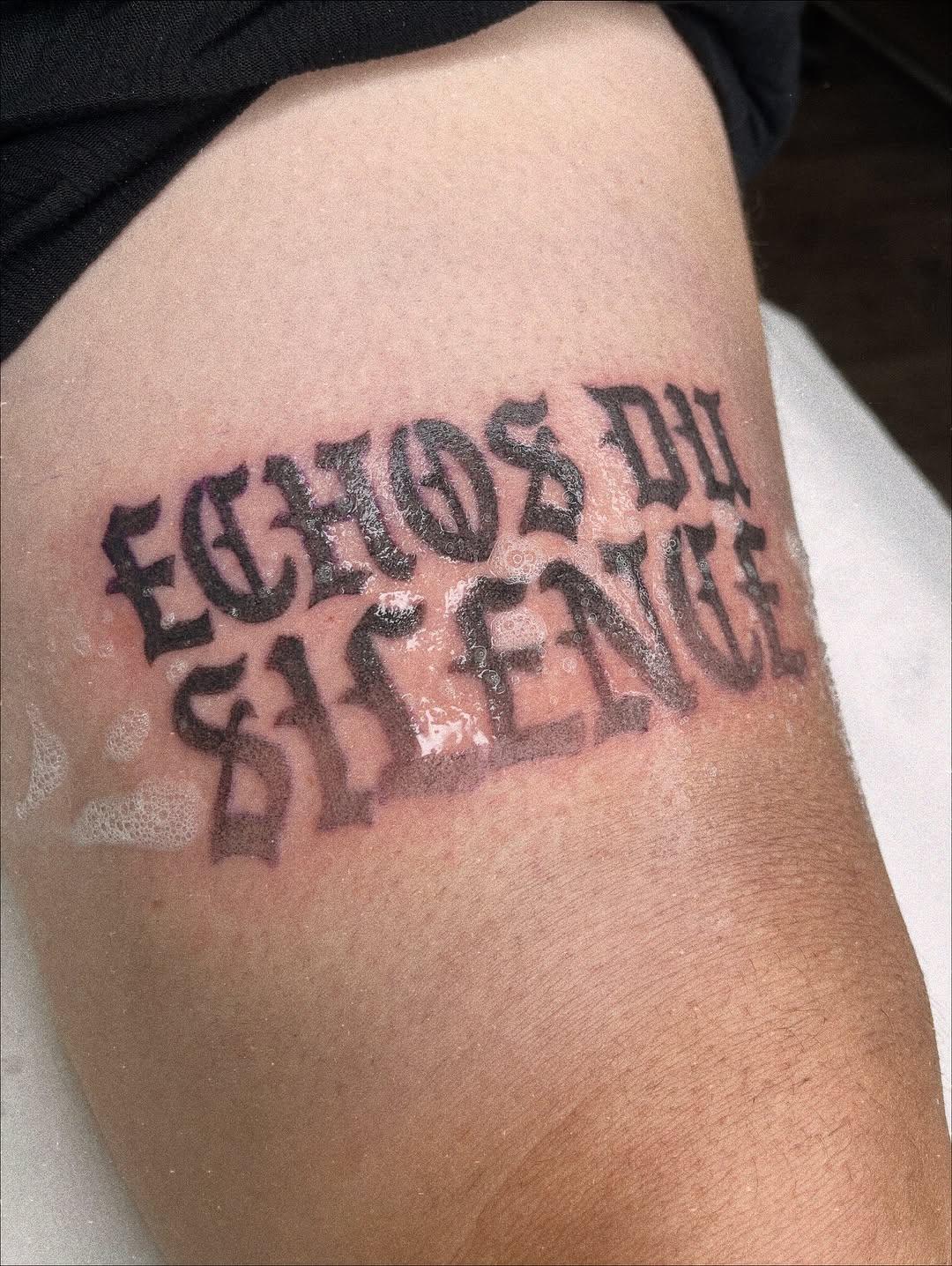 Typographie ombrée blackwork — dame.eboshi.tattoo