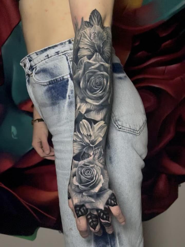 Tatouage Cover-up floral réalisme noir et gris — arnaud_pradier_tattooist