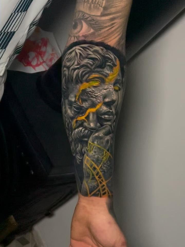 Tatouage Cover-up avant-bras réalisme noir et gris — arnaud_pradier_tattooist