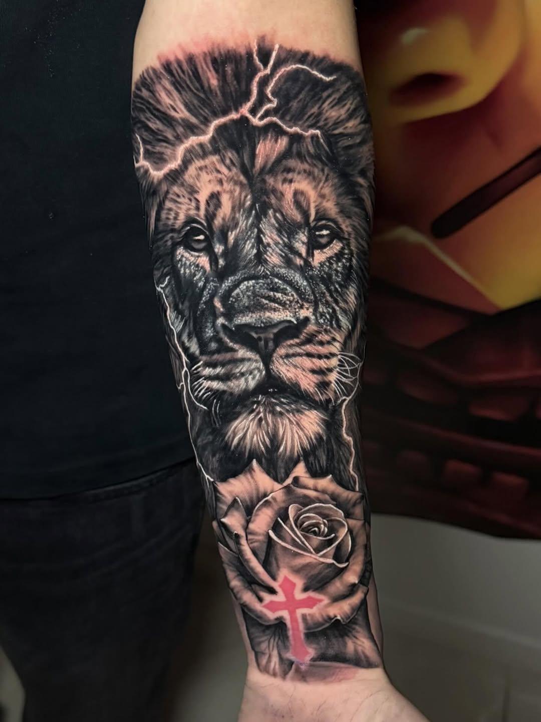 Tatouage Lion et rose réalisme noir et couleur — arnaud_pradier_tattooist