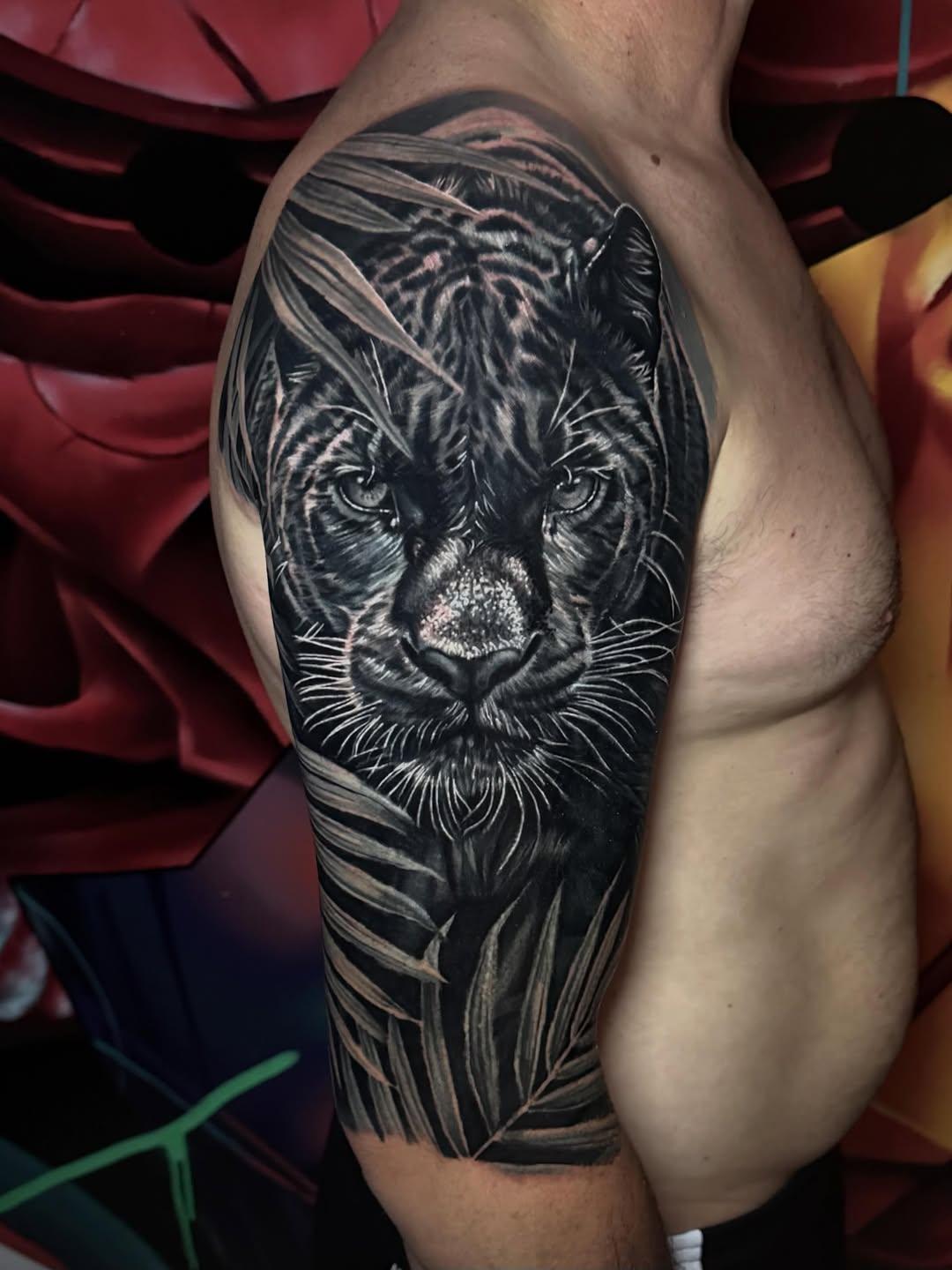 Tatouage Cover-up réalisme noir et gris — arnaud_pradier_tattooist