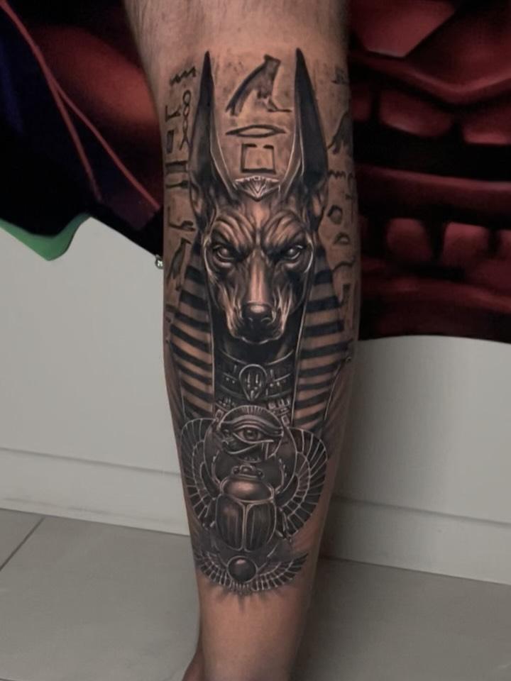 Tatouage Anubis réalisme couleur — arnaud_pradier_tattooist